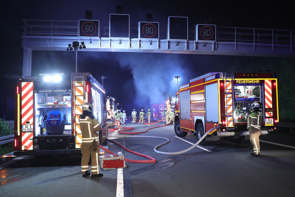 © Roland Halkasch Tanklöschfahrzeuge stellen die Wasserversorgung sicher.