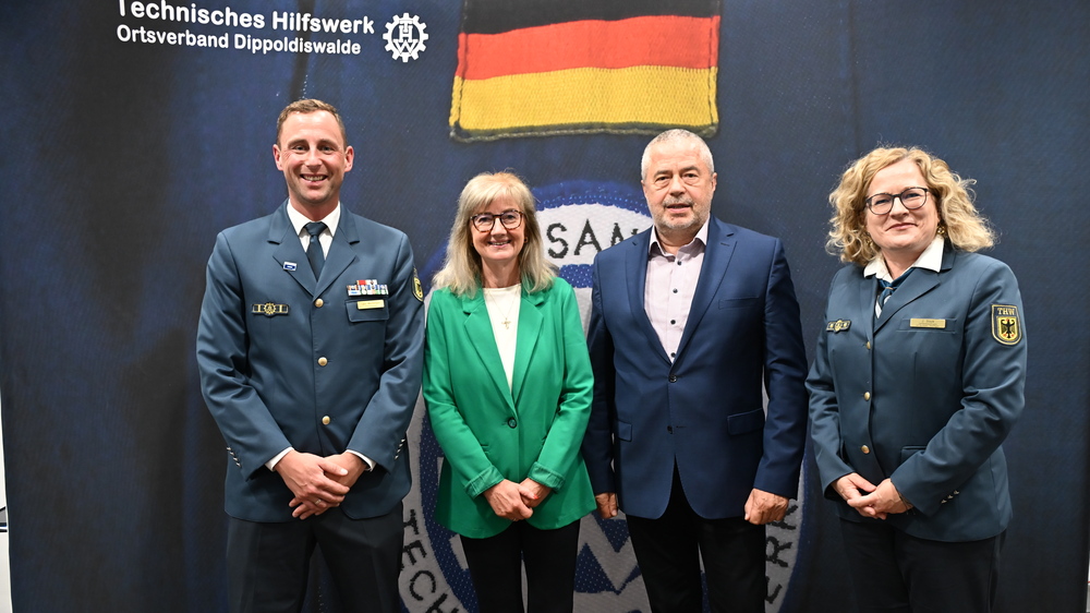  (v.l.n.r.) Lars Werthmann, Ortsbeauftragter des THW, Andrea Dombois, Vizepräsidentin der THW-Helfervereinigung a. D., Michael Geisler, Landrat Sächsische Schweiz-Osterzgebirge und Janine Stock, THW-Landesbeauftragte für Sachsen und Thüringen.  Bild © Landratsamt Pirna: