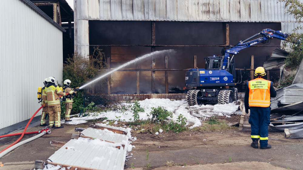 © Feuerwehr Dresden Mit Greifbaggern wird die Fassade entfernt
