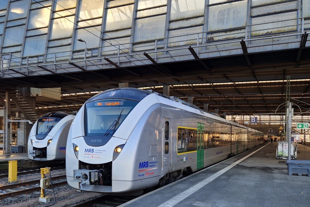 Freitag bis Sonntag fahren moderne Coradia Continental als RE6E (vorn) zwischen Chemnitz und Leipzig über Riesa. Foto: Falko Sieber/VMS