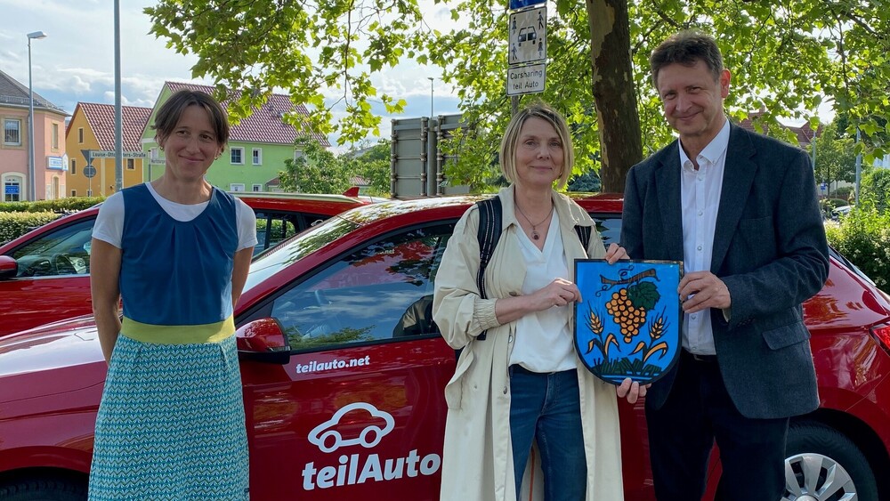 Eröffnung der neuen Carsharing Station an der „Alten Feuerwache“ in Coswig v. l.: Antje Böttcher vom Verein Verkehrswende in Kleinen Städten e.V., Susanne Krüger von der JuCo Soziale Arbeit gGmbH sowie Olaf Lier Fachbereichsleiter Ordnungswesen der Stadt Coswig. Foto: Stadtverwaltung Coswig  