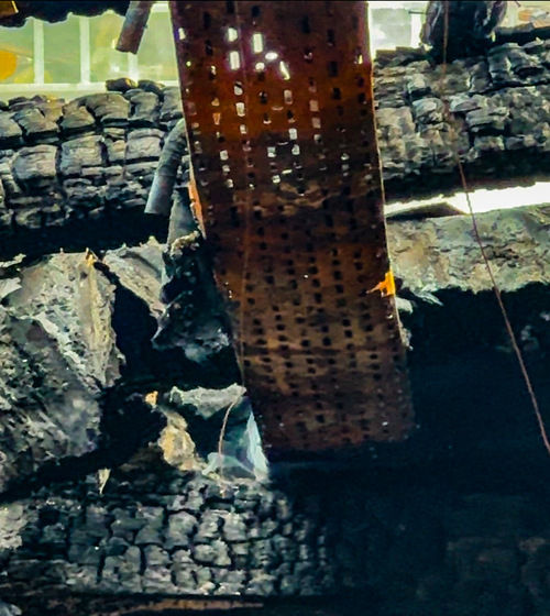 © Feuerwehr Dresden Die Rauchentwicklung stammte von diesen Holzbalken.