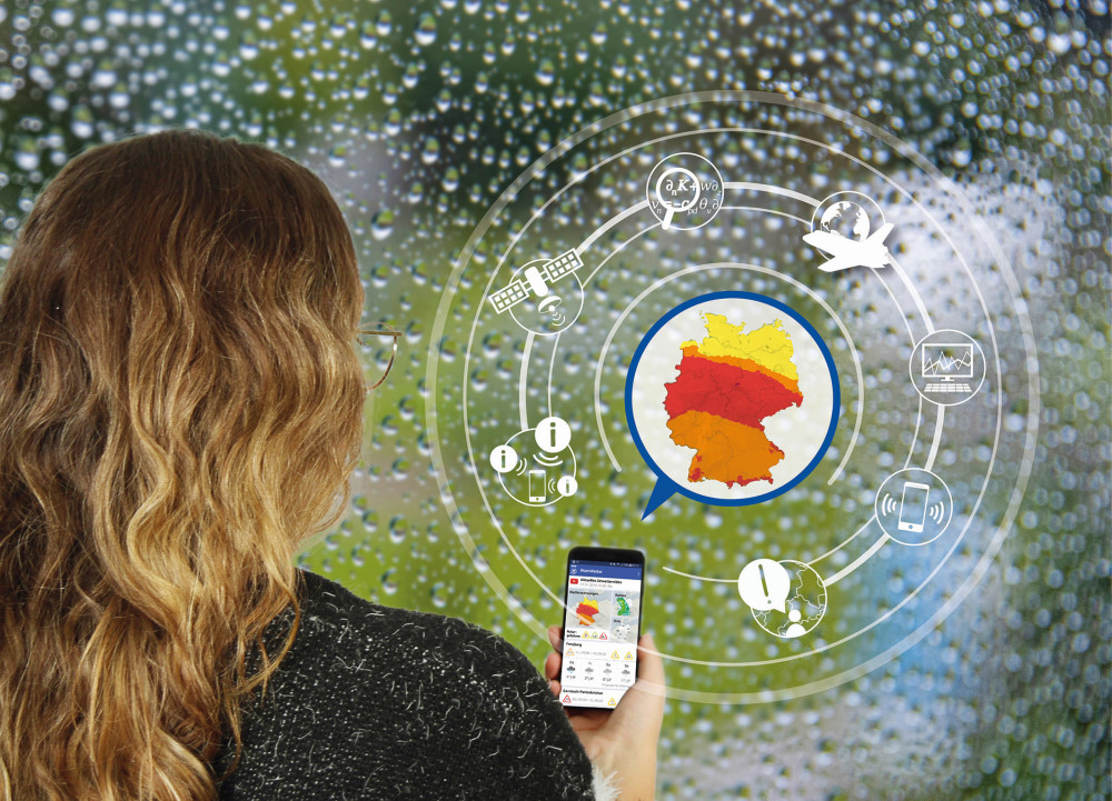 Symbolbild einer Nutzerin der DWD-WarnWetter-App © DWD