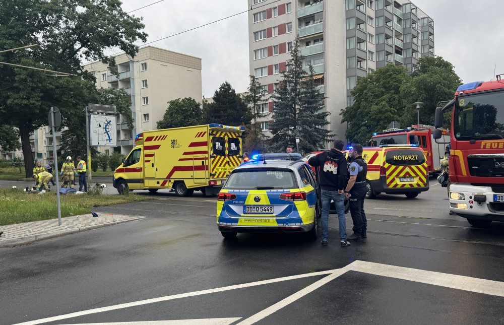 © Feuerwehr Dresden - Mehrere Einsatzfahrzeuge stehen an der Unfallstelle