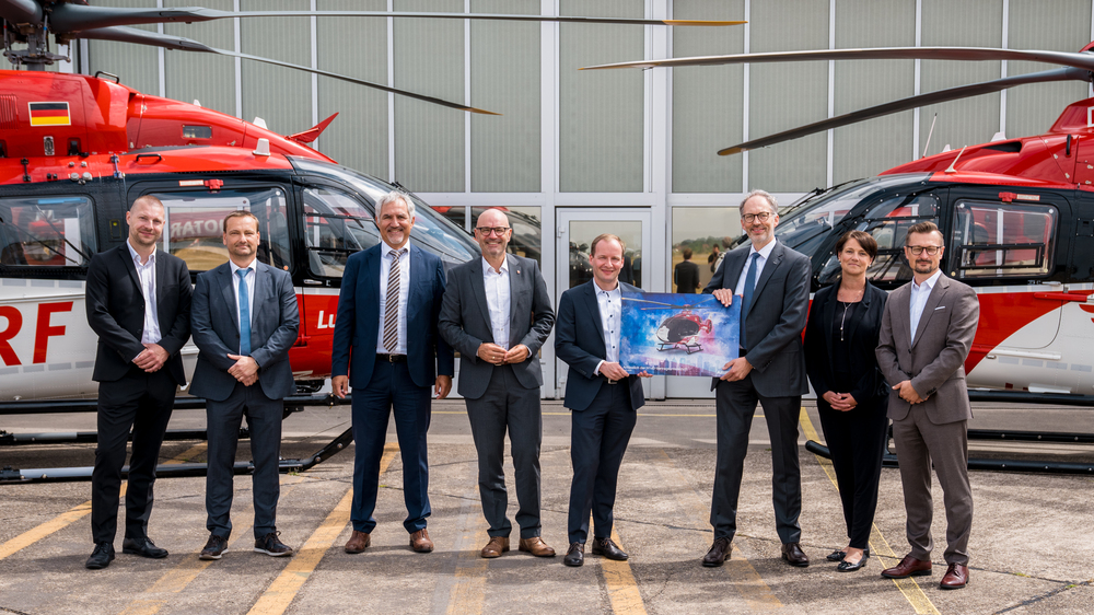 Zehn neue H140 für die DRF Luftrettung - ein Grund zur Freude für Hans-Christian Ohm, Leiter Zentraler Einkauf DRF Luftrettung, Yves Klauer, Manager Sales and Customer Relations, und Thomas Hein, Head of Europe Region, beide Airbus Helicopters, Dr. Krystian Pracz, Vorstandsvorsitzender, und Andreas Kneer, Leiter Finanzen, beide DRF Luftrettung, Dr. Dirk Petry, Head of H135 & H140 Programs und Petra Lanuschny, Program Manager H135 & H140 Contracts, beide Airbus Helicopters, sowie Roman Morka, Vorstand DRF Luftrettung. Foto:ÐRF Luftrettung