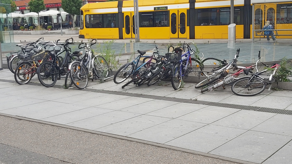  Reinigungsarbeiten am Wiener Platz: Abstellverbot für Fahrräder . Foto: MeiDresden.de
