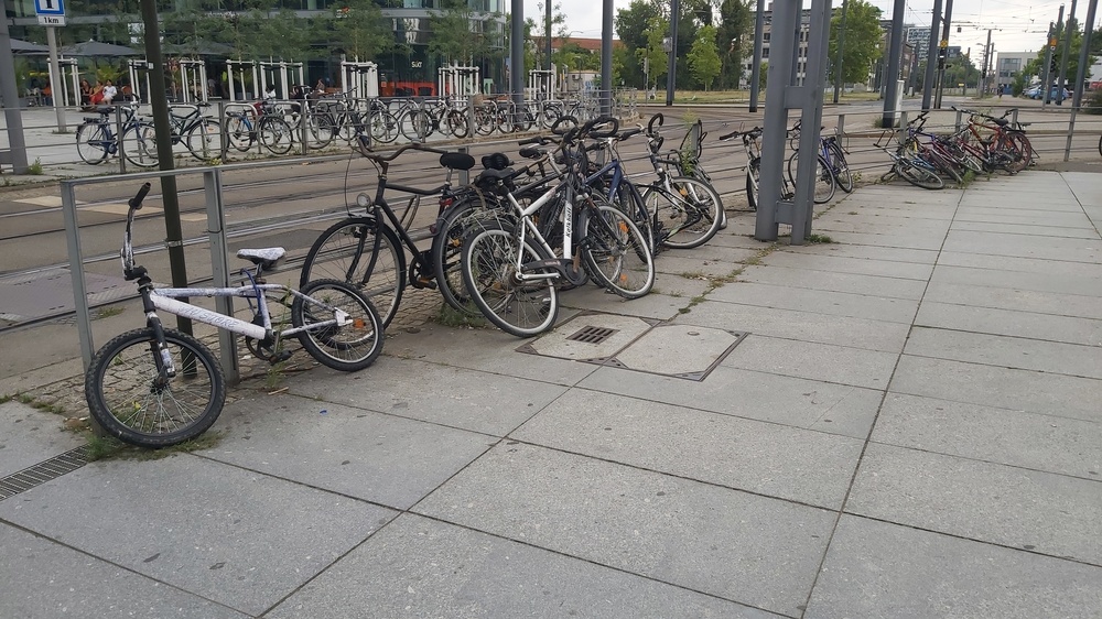  Reinigungsarbeiten am Wiener Platz: Abstellverbot für Fahrräder . Foto: MeiDresden.de
