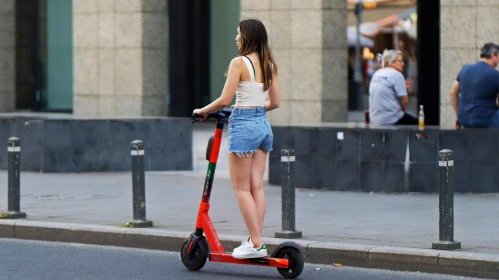 Elektroroller sind eine gute Alternative zu Rad und Fußweg – doch nicht alle Modelle überzeugen im Test der Stiftung Warentest.. Symbolfoto (Pixabay)