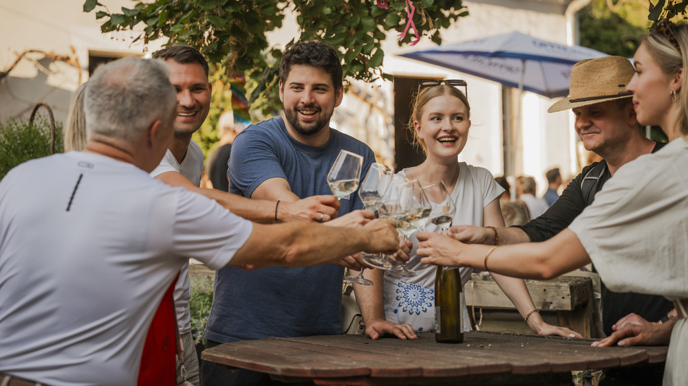 Prost im Weingut Haus Steinbach: Mit einem Glas Wein gemeinsam auf die Schönheit und den Genuss des Tages anstoßen. Foto: Martin Förster 