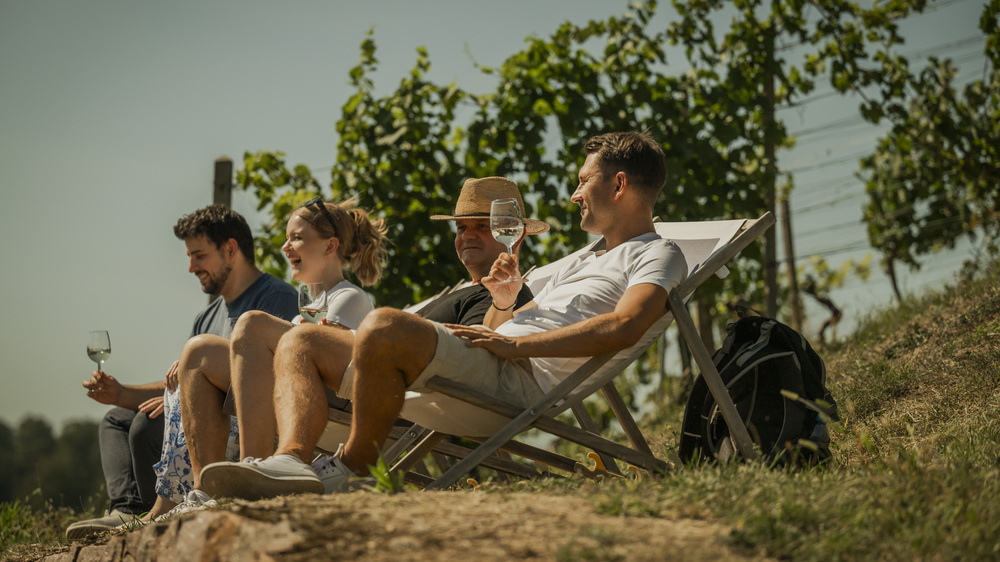Weingenuss pur: Entspannt im Liegestuhl die Sonne und die einzigartigen Aromen der regionalen Weine genießen. Ein Moment voller Lebensfreude und Genuss. Foto: Martin Förster 