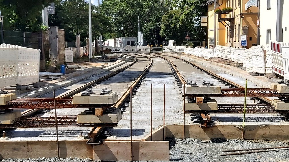 Das nächste Stück bis einschließich Laubegast soll noch in diesem Jahr fertiggestellt werden, so das die neuen Stadtbahnwagen dann von Laubegast als Linie 9 bis zum Elbepark fahren können. Foto: MeiDresden.de