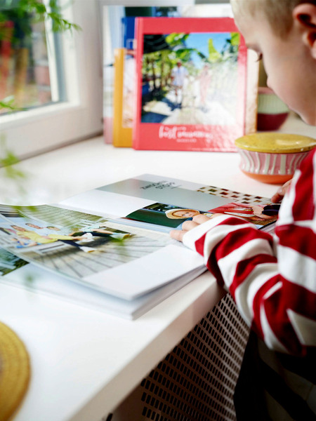 Erinnerungen zum Nachblättern: Ein Fotobuch hält besondere Momente lebendig. Foto: DJD/CEWE