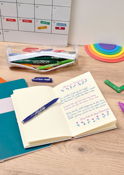 Es muss nicht immer Blau sein: In das Lieblingsgehäuse einfach die Mine der Wahl stecken. Foto: DJD/Pilot Pen