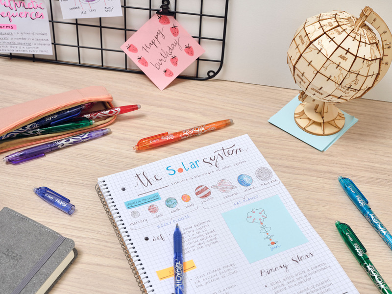 Mit bunten Stiften lassen sich Lernmaterialien individuell gestalten. Foto: DJD/Pilot Pen