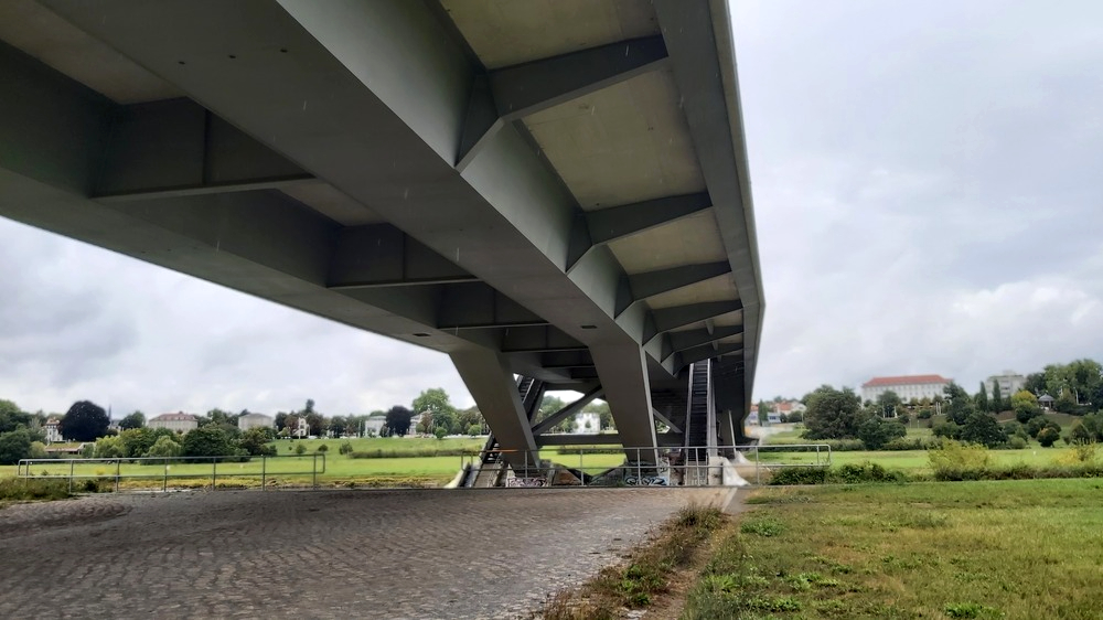 An der Waldschlösschebrücke wurden Risse festgestellt. Foto: MeiDresden.de