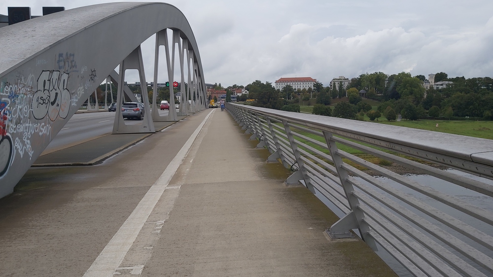 Auch an den Gehwegen sind mittlerweile deutliche Verwitterungserscheinungen zu erkennen. Foto: MeiDresden.de