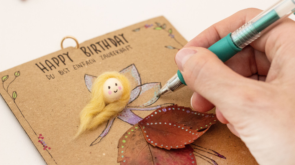 Mit getrockneten Blättern lässt sich eine zauberhafte Karte basteln. Foto: DJD/Pilot Pen
