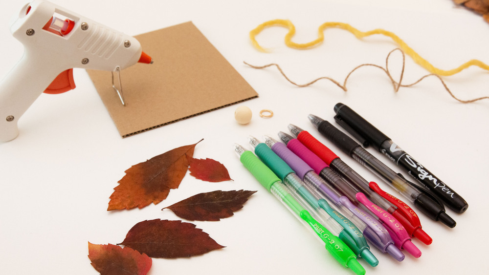 Das Material, das für die Herbstkarte nötig ist. Foto: DJD/Pilot Pen