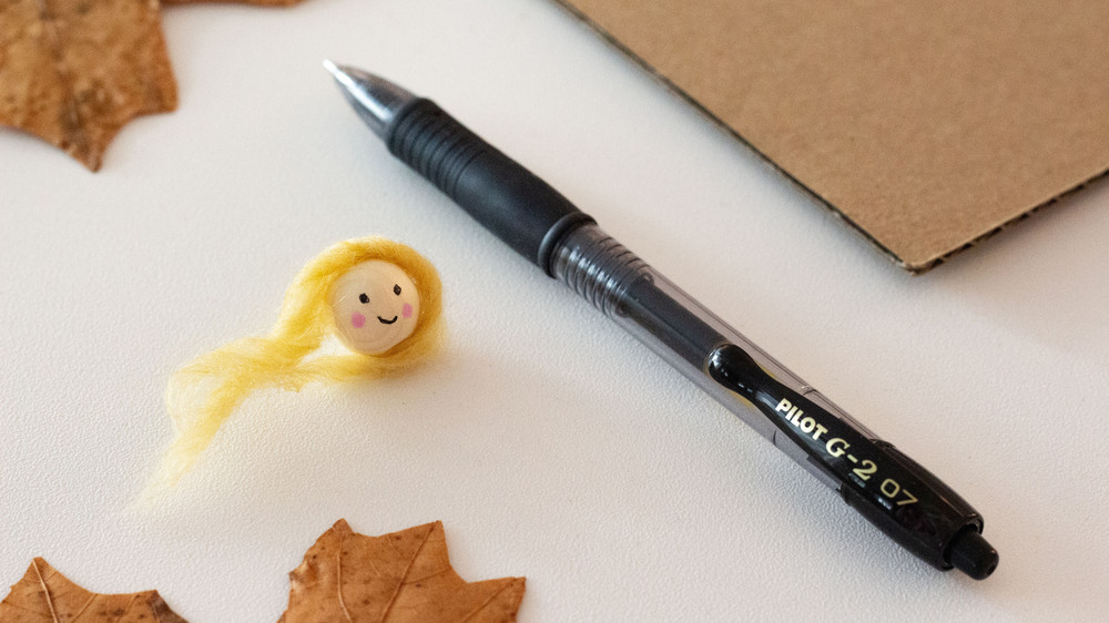 Um den Kopf zu bemalen, eignen sich Gelschreiber perfekt. Foto: DJD/Pilot Pen