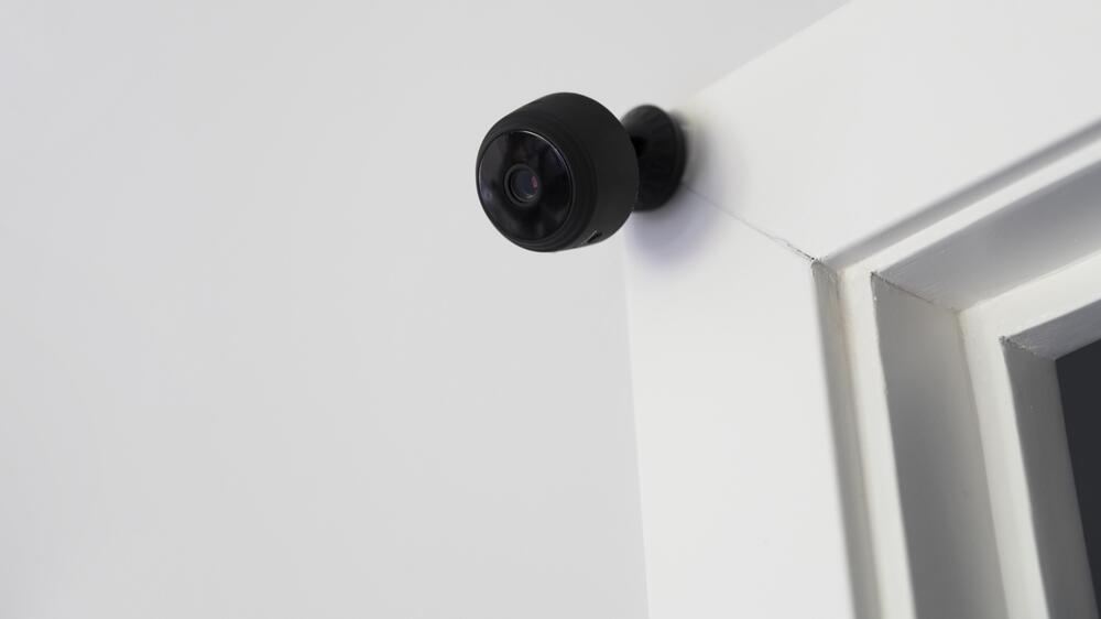 17 Einbruchssicherungen und 22 Überwachungskameras im Test der Stiftung Warentest. Foto: freepik