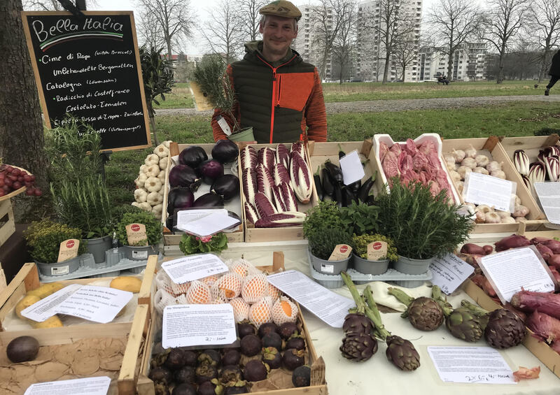 Das Marktfahrrad bietet ausgefallene saisonale Obst- und Gemüsesorten aus Italien und Frankreich an. Foto: PR JK