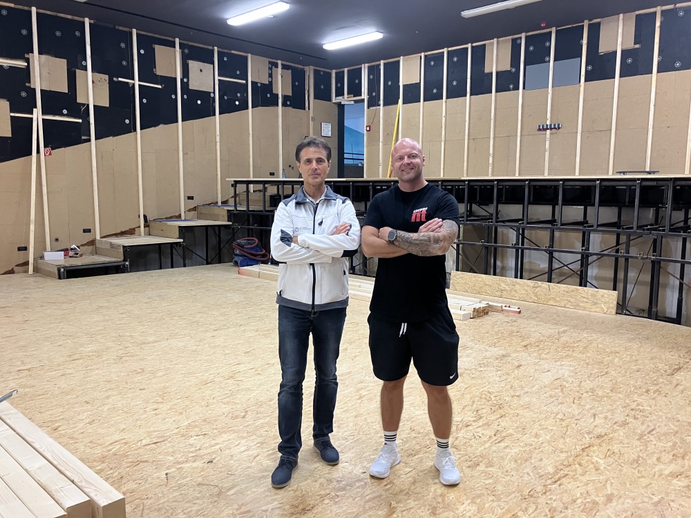 Carsten Anspach (Geschäftsführer NBL GmbH Bau Lockwitzgrund, li.) mit clever-fit-Dresden-Betreiber Stefan Lasch   Foto: meeco Communication Services