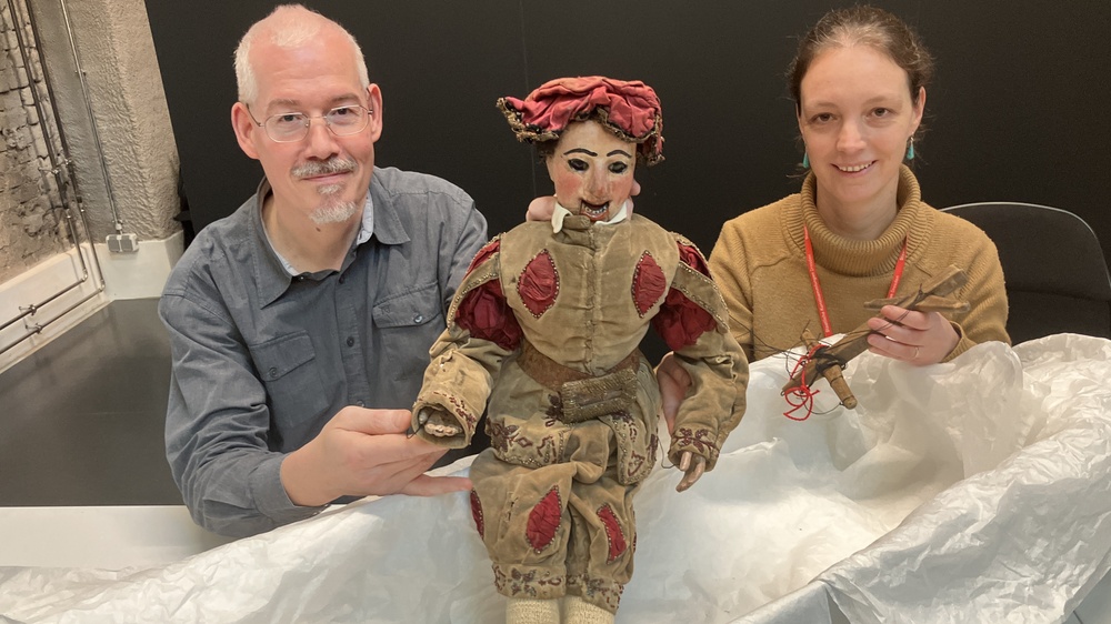 Präsentation des restaurierten Lorgie-Kaspers durch Oberkonservator Lars Rebehn und Depotverwalterin Alexandra Löser  Foto: meeco Communication Services)