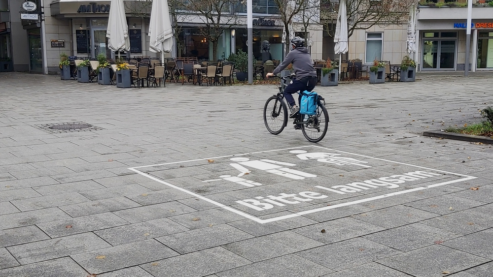 Neue Piktogramme auf der Hauptstraße für mehr Rücksichtnahme. Foto: MeiDresden.de