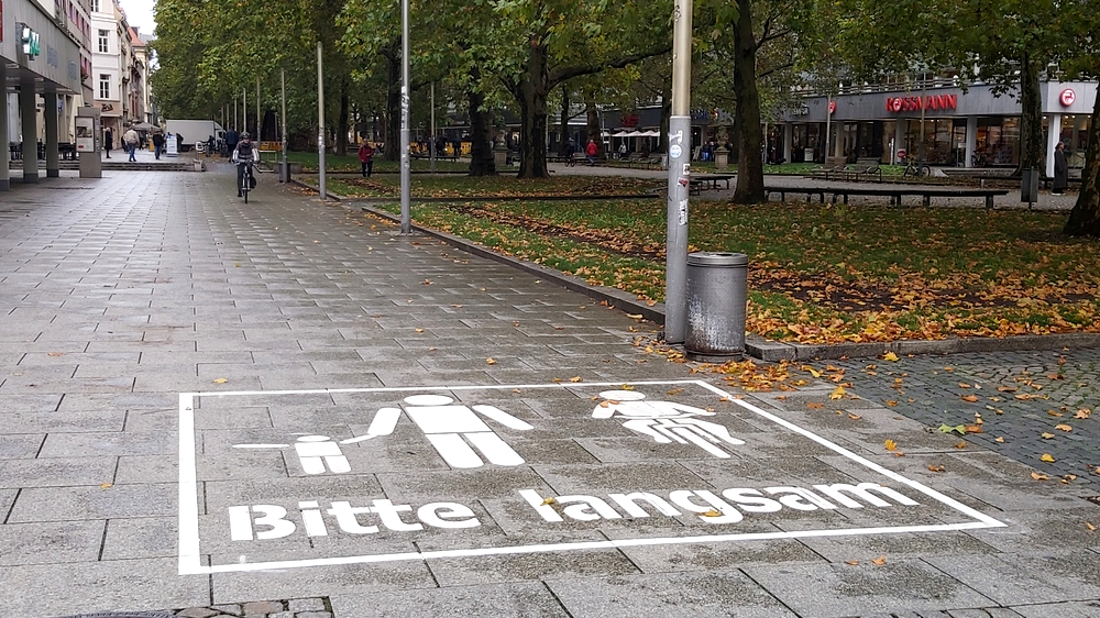 Neue Piktogramme auf der Hauptstraße für mehr Rücksichtnahme. Foto: MeiDresden.de