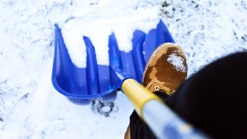 Anlieger haben die angrenzenden Gehwege vor, hinter bzw. um ihr Grundstück sowie angrenzende Treppen werktags bis 7 Uhr und sonn- und feiertags bis 9 Uhr vom Schnee zu beräumen und bei Glätte abzustumpfen/zu streuen.Foto::fxquadro (freep!k)