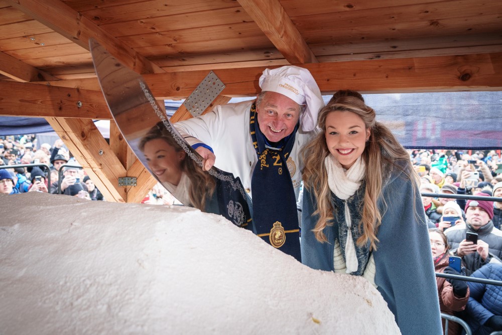 Dresdner Stollenfest Anschnitt Reiner Israel und Stollenmädchen Johanna Worm   Foto: Schutzverband Dresdner Stollen e.V. / Michael Schmidt