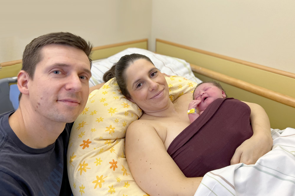 Michael (42) und Stefanie (36) Lotzmann mit Tochter Emilia, geboren am 1.1.2026 im St. Joseph-Stift Dresden.  Foto: Krankenhaus St. Joseph-Stift Dresden