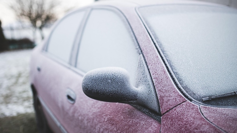 So entfernen Autofahrer Eis richtig und vermeiden Schäden, Ärger und Bußgelder. Foto: Karolina Grabowska auf Pixabay