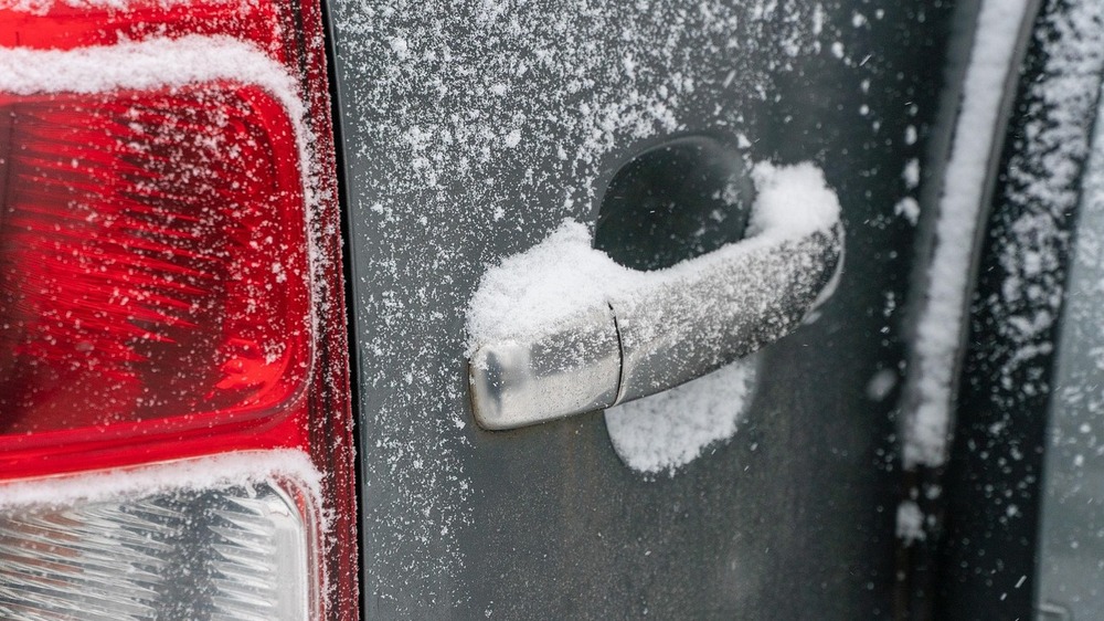 So entfernen Autofahrer Eis richtig und vermeiden Schäden, Ärger und Bußgelder. Foto: Alexei auf Pixabay