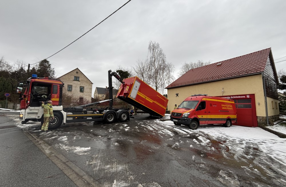 © Roland Halkasch Auch der Abrollcontainer "Atemschutz" ist vor Ort, um die kontaminierte Einsatzkleidung aufzunehmen und genutzte Atemschutztechnik vor Ort auszutauschen.