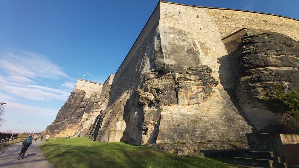 Aufgang zur Festung Königstein entlang des massiven Tafelberges . Foto: MeiDresden.de