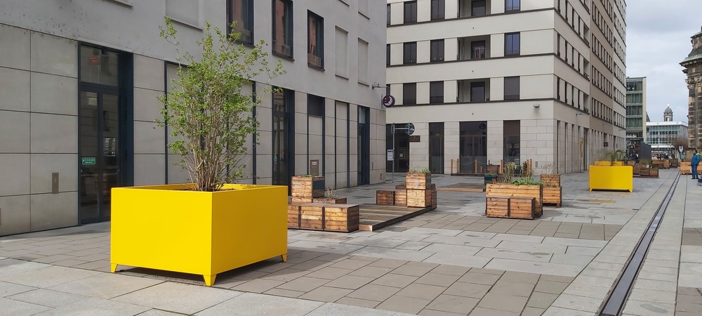 Auf der Pfarrgasse zwischen Waisenhausstrasse und Kreuzkirche wurden neue Pflanzgefässe und Sitzgelegenheiten aufgestellt. Foto: MeiDresden.de