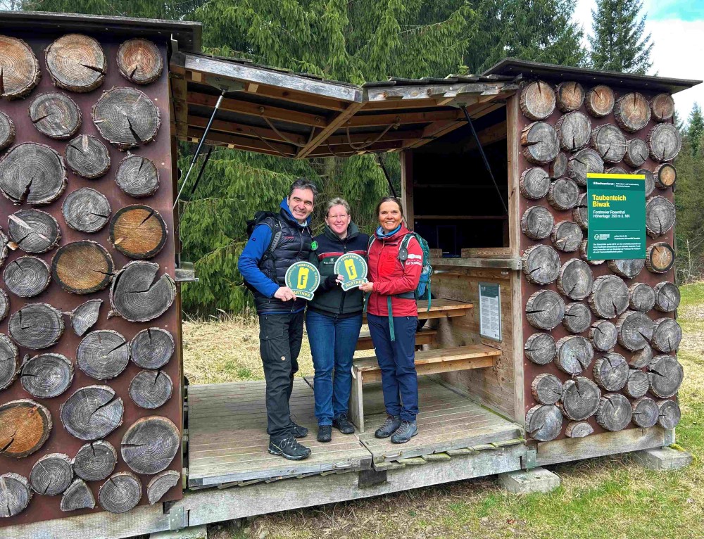 Die Bad Schandauer Touristinfo mit den erfahrenen Guides Alrun Flechsig (r.) und Jiri Stastny (l.) erhalten von Maren Pussak das Logo als neue Forststeigpartner   Foto: M. Pussak