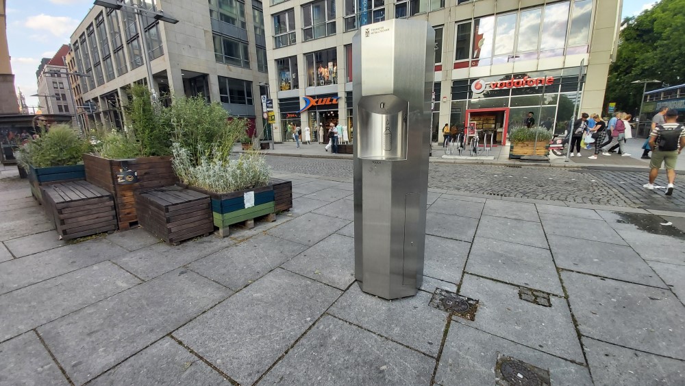 Trinkwasserbrunnen mit Vernebelungsfunktion in Dresden - Seestraße Foto: © MeiDresden.de