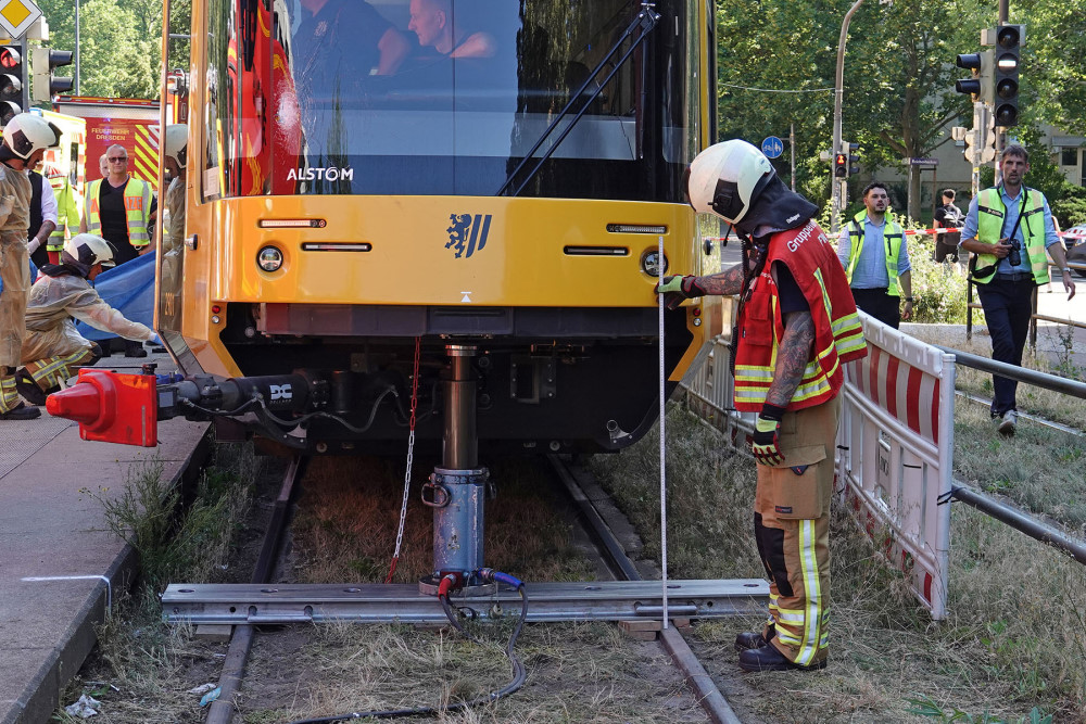 © Roland Halkasch Feuerwehrleute beim maximalen Anheben der Straßenbahn