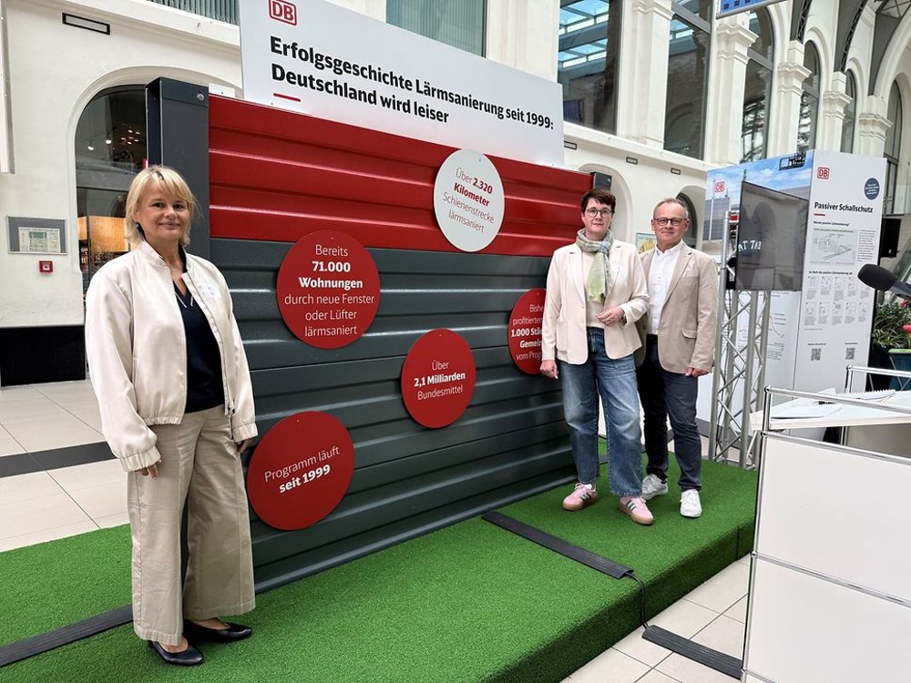 Fatima Heller, Regionalleiterin Lärmsanierung Ost, Ulrike Ludewig, Leiterin Technik Portfolio Lärmsanierung und Ulrich Mölke, Leiter des Projektportfolios der Netze Dresden und Zwickau eröffnen die Ausstellung zu Lärmsanierung am Dresdner Hauptbahnhof.   Foto:DB InfraGO