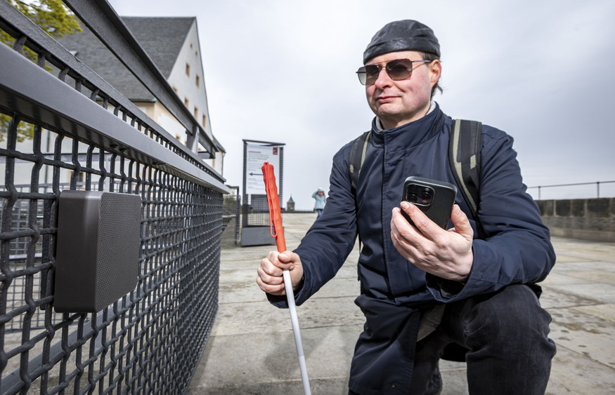 Dr. Jan Blüher, Geschäftsführer des Dresdner Startups VisorApps, testet auf der Festung Königstein das Blindenleitsystem mit Smartphone und Langstock. Der selbst blinde Experte hat die Anwendung „blindFind“ mitentwickelt.Foto: Marko Förster / Festung Königstein