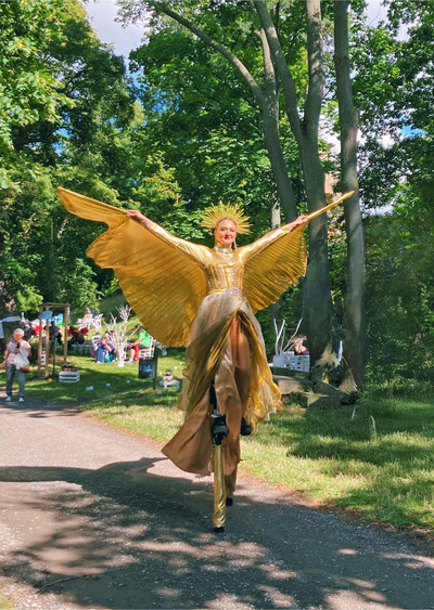Fantasievolle Walking-Acts bevölkern das jährliche Parkfest Anfang August. Foto: DJD/Tourist Information Halberstadt/Monika Klytta