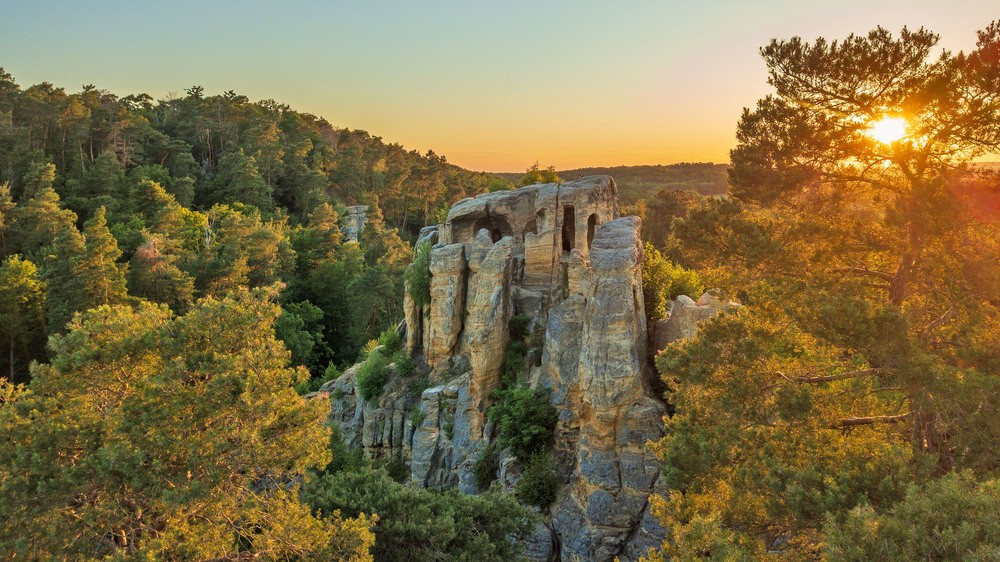 Die Klusfelsen liegen am Klosterwanderweg unweit von Halberstadt. Foto: DJD/Tourist Information Halberstadt/Stefan Herfurt