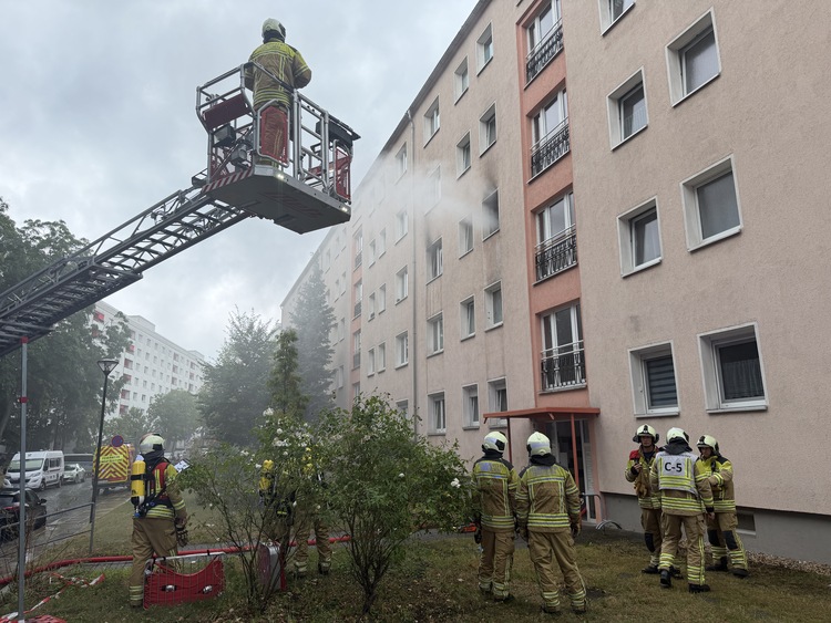 © Feuerwehr Dresden Mit Lüftern wird von innen der Brandrauch aus der Wohnung gedrückt.