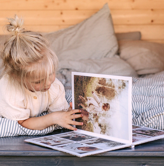 In schönen Erinnerungen blättern auch Kinder gerne. Foto: DJD/CEWE