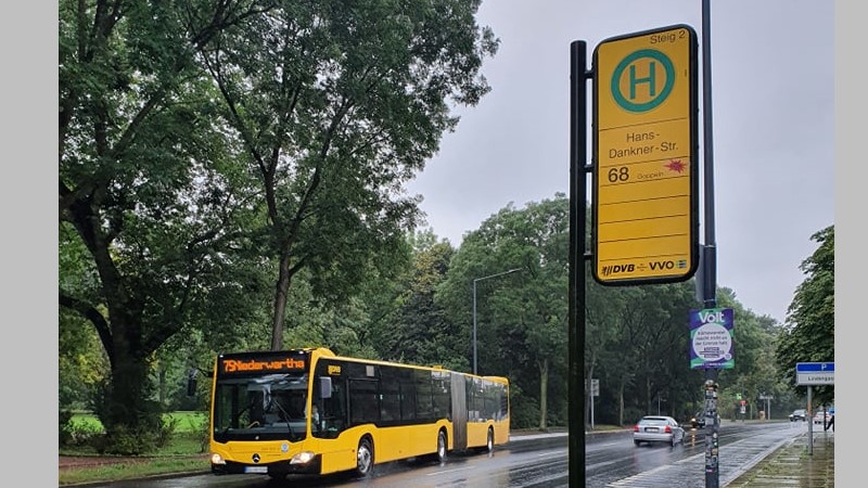 JugendBeratungsCenter wirbt auf farbenfrohen Bussen ©MeiDresden.de (Symbolfoto)